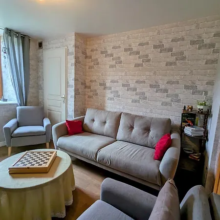 Violette Dans Batisse Du 18e Siecle Au Calme - Fr-1-589-710